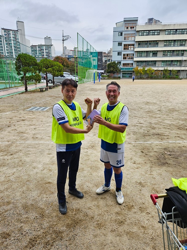 10ㆍ27  운동후기 ^^

홈구장 문창에서  18명나오셔서   
새로만든  미니골대로   30분 몸풀고
재밌게 운동했습니다 

오늘의 mom 은  이영제수석부회장님 과
              .   고대운총무임다^^  ㅡㅡㅡㅡ미니골대  첫골주인공^^

뒷풀이로    서일순대에서 식사했습니다


찬조ㅡㅡㅡ

이영제수석부회장님 ㅡㅡ미니골대 2개  (100만원듬)
                  그물망ㆍ페인트ㅡ고대운^^
최병선감독님 40만원  ㅡㅡ식사찬조
한규봉회원님ㅡㅡ
시상물품및 수건30개  책상달력 등등^^

경비실에는  연시 두박스  드시라고 전달했습니다

대단히 감솨감솨   드립니다^^♡♡♡

담주는 문창중  7시35분임다