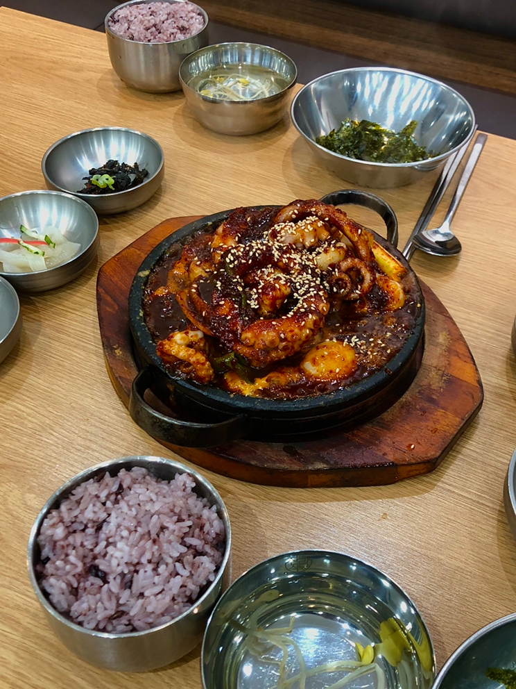 ❇️ 급벙 모임 ❇️

@야호123 님과 함께 대구 신라식당에서 낙지볶음을 먹었습니다 !
여돕여 모임에서 만남을 갖게 된 건 이번이 첫 번째라서 정말 좋았어요~!

다음 모임에서는 비즈 공예 만들기 모임을 가질 예정입니닷 !
정확한 날짜가 정해지진 않았지만 (금 or 토) 요일로 계획 중입니다!!
참여하실 수 있는 분은 참석해서 즐거운 시간 보내 봐요~!

그럼 다시 공지 드리겠습니다~!
좋은 주말 보내세요 😊