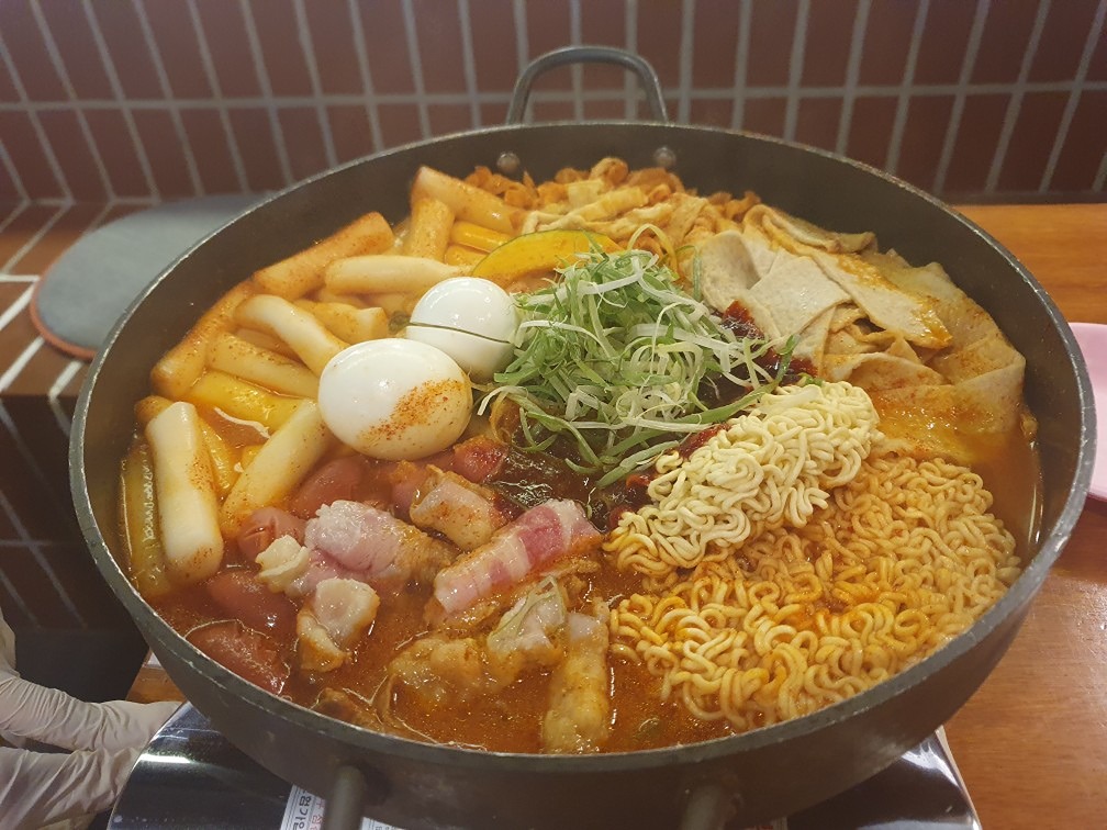 어제 과음으로 쓰라린 속을 부여잡고 떡볶이 해장을 하러 나선다.
이런 해장은 첨인디😅
음식이 맛있는건지 사람들이 좋아서인지 걱정과 달리 잘 먹힌다.

식사후 스벅에서 우리의 미래계획을 짜며 행복감을 느끼는 파워J

@유령 (동래/75/남) 태워주셔서 감사합니다. 덕분에 편하게 갔습니당
@토비 (진구/85년/여) 멋진 플렌 고마워요. 오늘 벙 아니였음 오전내 침대랑 싸울뻔🤣
@덕남 (81/남/만덕) 집까지 데려다줘서 땡큐~♡
@v나나v (냉정/85/여) 식당에서 손들어 줘서 넘나 좋았어요. 담번엔 수저만 주면 백쩜😆
 @동이85진구 (85/남/진구) @꼬린이 (서면/85/여) 우리들의 짧은 첫만남~ 앞으로 친하게 지내요🥰

즐겁고 행복한 시간이었어요😍😍😍