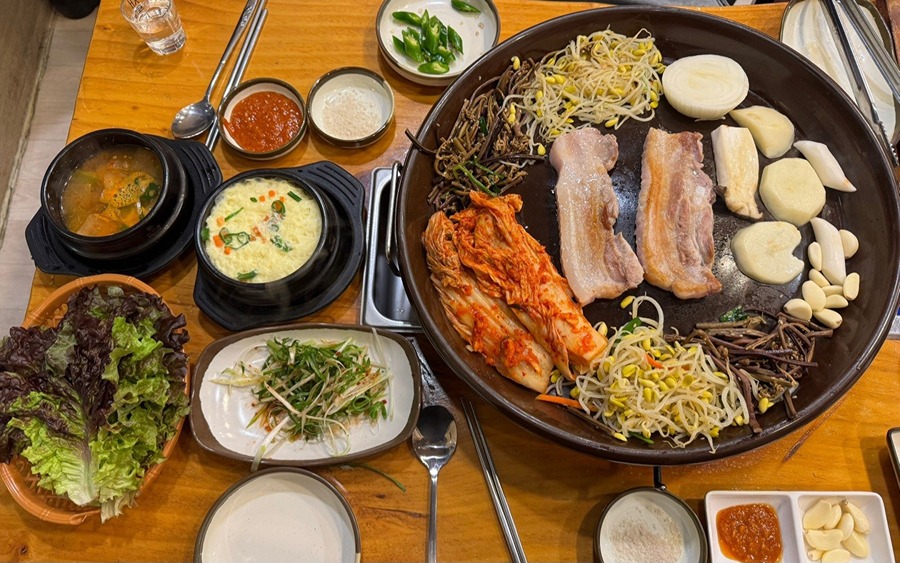 월수금돼지김치찌개&생삼겹살