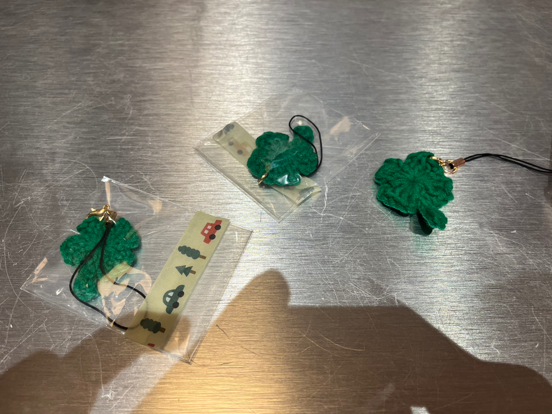 햄버거도 맛있었지만 직접 만든 네잎클로버도 받고 애니메이트에 노래방까지 갔다 와서 너무 즐거웠습니다!!
저한테만 엄격한 노래방 기기때매 조금 슬펐어요 ㅠ
마지막에 다 아는 노래 선곡해주셔서 즐겁게 마무리 했네요!
모두 조심해서 들어가시고 다음에 또 봬요!!