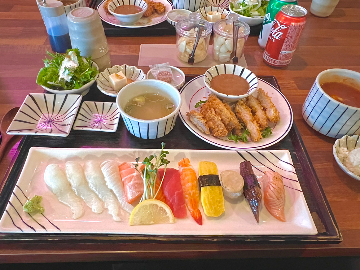 🎬🍿오늘 밖에 나가 정모 장소를 고민하다가 들린 우연한 한 초밥집!!🍣 맛도 정말 좋았지만 무엇보다 분위기가 아득했네요ㅎㅎ 우리 회원님들도 식사 잘 챙겨드셨으면 좋겠습니다☺️🙏저는 더 나은 공간과 알찬 구성으로 돌아올게용!👋😆