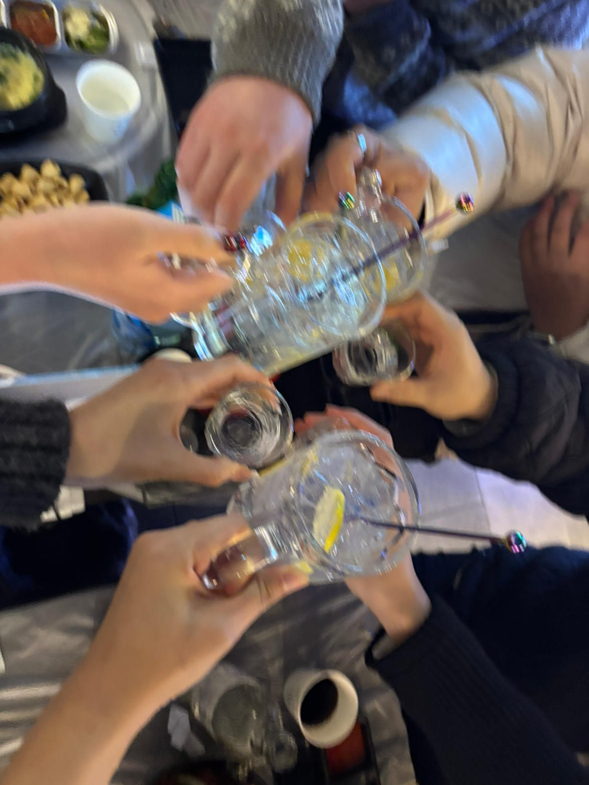 1/10일 즐거운 마음으로 열었던 모임에 감사하게 12분이나 참석해�주셨습니다!!
우리 멤버분들 25년에 다들 부자되세요!!

저희가 오픈채팅방으로 활동을 자주해서 당근에는
소홀하지만 방에선 활동량 많으니 많이 들어와주세요^^!!

게임이 주된 모임이지만, 방장이 사람 만나는걸 좋아해서
오프라인 모임이 주된방처럼 바뀌고 있습니다 ㅋㅋ
조용히 게임만 하고싶고 선비이신분들은
저희방과 잘 안맞습니다ㅜㅜ
사람만나는거,텐션높은거 아무말이나 하며 노는거 좋아하시는분들만 환영입니다!