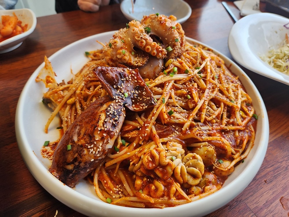 영종도 유진심해물찜 뷰도 끝내주고 해물찜도 넘 밋잇습니다~
같은건물 위쪽으로 카페가 잇어서 바다뷰보며 커피하기도 좋네요!!