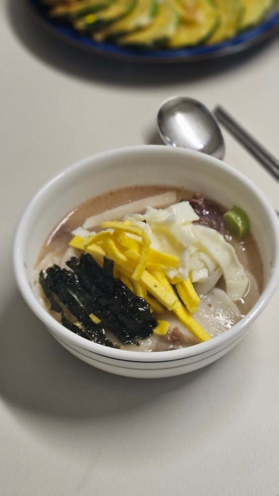 새해복 많이 받으세요!😄
안녕하세요 저는 본업이외에 부업으로
월 소액 함께 만들어가보자는 목표로
새해 설날에 모임을 만들게 되었습니다❗️
많은분들이 쉽고 빠르게 부업 돈 벌어 보기를 
희망하시지만 사실! 세상에 그런거는 없다고 저는 생각합니다 그래서 시간이 조금 걸릴수도 있고 하지만 튼튼하고 안전하게 함께 벌수있는 정보를 공유하거나 저도 듣고싶은 마음으로
이모임을 진지하게 만들었습니다~

본인이 원하는 종교는 본인만 좋아하시구!
여기서는 절대 강요나 그런거 없습니다

🌱오직 함께 부업으로 월 소득 만들고싶으신분!
🌱안전하게 부업하고싶으신분!
🌱간절하고 진짜 하고싶으신분!
🌱꿈을 잊어버렸는데 다시 찾고싶으신분!
🌱뭘해야할지 몰라 궁금하신분!
🌱원하는 삶을 이루고싶으신분!

함께 해요!!