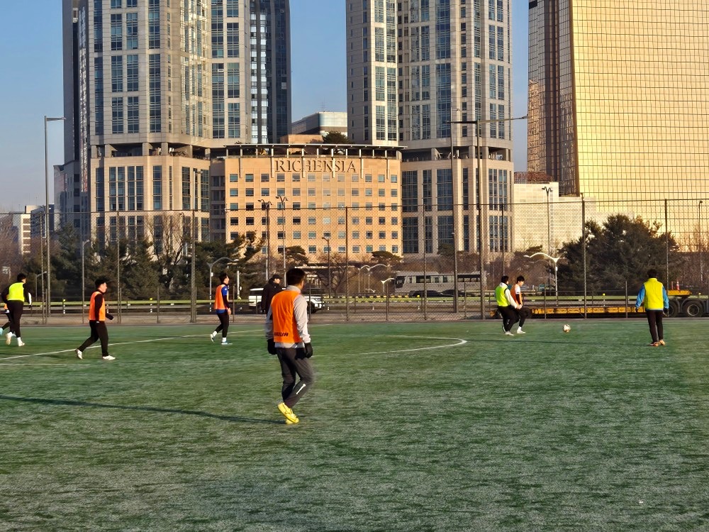 2월2일  운동후기^^

노량진축구장 에서  본동fc하고
25분 4쿼터  재밌게   운동했습니다 
뒷풀이로  우미경에서  식사했습니다