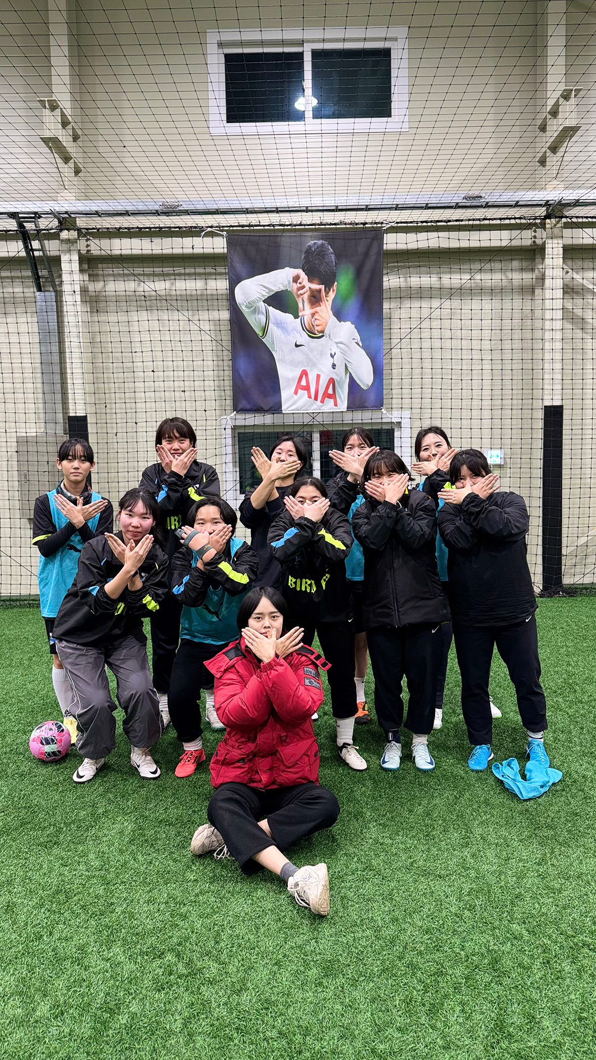 항상 즐겁게 운동하는 천안여자 풋살팀 버드fs! 
동호회를 창단한 지 2년 정도 지났는데 회원수가 벌써 20명 이상!! 처음에 봤을 때보다 정말 많이 는 회원분들~ 
올해 대회 기대가 되네요^^ 버드 화이팅🔥

실력, 연령 모두 상관 없습니다!! 즐겁고 알차게 볼 차고 싶은 분 어느 누구든 환영합니다😊

⚽️천안여성풋살팀⚽️