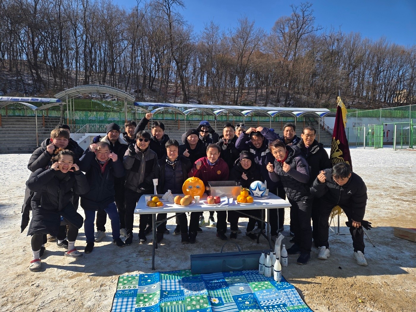 단기4358년  2월9일 운동ㆍ시무식ㆍ고사 후기

내ㆍ외빈등 우리회원님들이 모여
올 한해도 무탈하게  건강과행복을   기원했습니다

2월16일  노들역축구장  9시부터11시까지  임다
   상대팀ㅡOTfc

나오실분들은  연락주세요
***-***-******