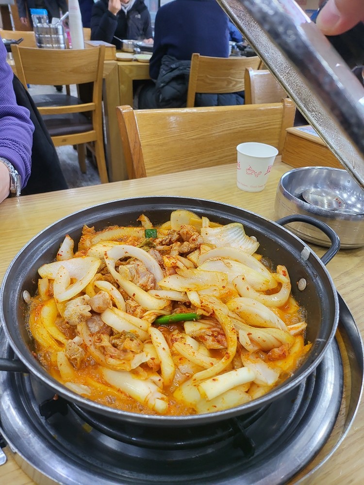 프리형님 진콩누님 하리 덕분에 신나게 목구멍까지 마셨네요 역시 낮술은 낮술만에
매력이 있죠! 저녁까지 마신건 비밀입니다
ㅎㅎ