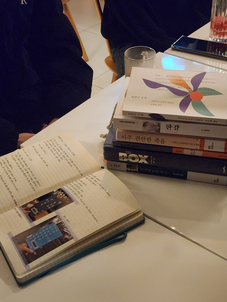 📚 2월 23일 독서모임 책리스트 

📕 한강 '희랍어 시간'
📗 나카지마 아쓰시 '호랑이 사냥'
📘 시몬 드 보부아르 '아주 편안한 죽음'
📙 김소리 '재즈의 도시'
📔 마누엘 푸익 '거미여인의 키스'
📕 마크 레빈슨 'The Box'

오늘 처음 방문해주신 @밍국 @토슈 님 만나서 반가웠어요 ☺️ 오늘의 책떼샷은 밍국님의 독서일지  배경으로❤️ 편안한 밤 되시구 다음주에도 또 만나요 👋👋