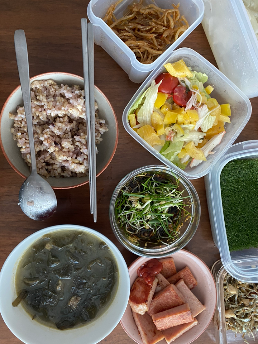 맛있는 점심식사 하세요
오늘의 점심 포인트는 달래장이랑 감태김 그리고 미역국
다들 맛점 하시고 즐거운하루 되세요