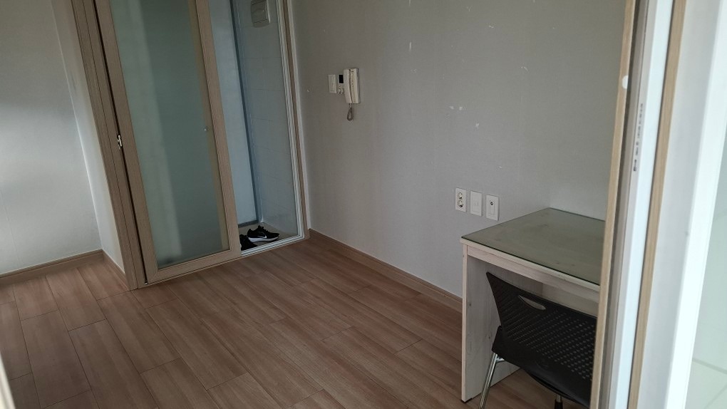 부동산에게 소개비 법정 수수료 두배를 어쩔수 없이 내고 있습니다.  거의 한달치 월세인데, 이렇게 안주면 소개를 할때 불이익이 있습니다. 너무 부당한 금액 아닌가요??