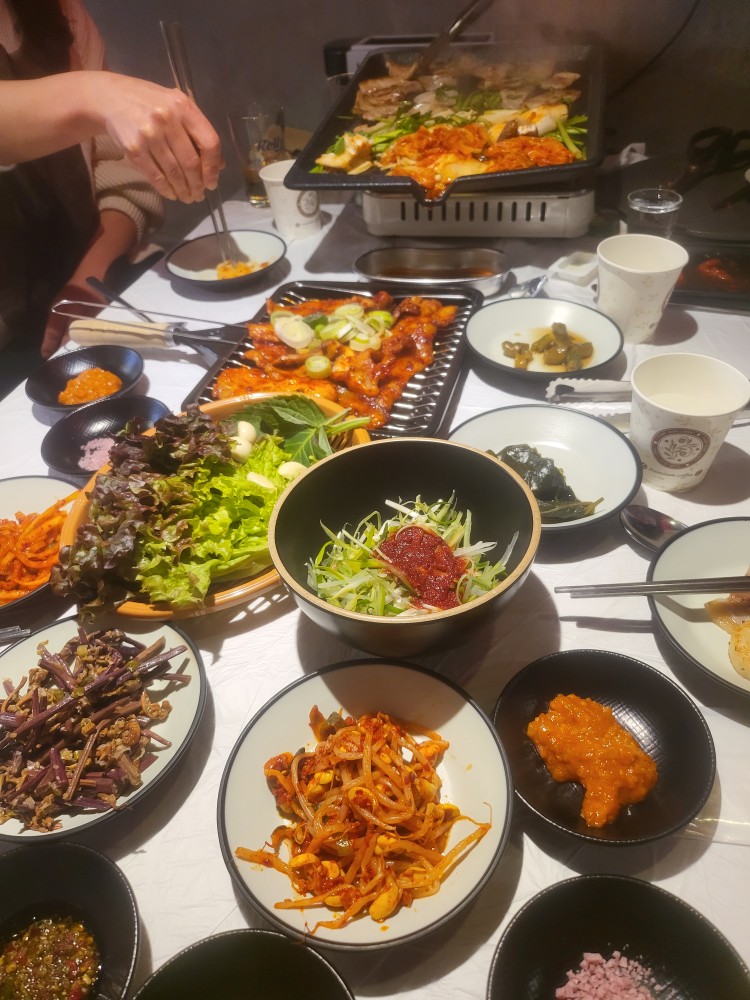 어제 위크샵 일정후기입니다.

삽겹도 맛나지만 고추장삽결 키조개 관자
가 예술이여서  술 들이부음

피자집 처음가본 피자집이지만 지대로 맛나서 혼자 대빵피자 2조각 호로록 함

피소도 피맥 만큼 최고입당!

노래방에서 모두 칼로리 소모 작전 대성공!ㅎㅎ

프리형님 방장님 오셔야 팀원들 기가 아주
기깔나게 살아요 최고고고 잎돠!!!!!

포동형님 처음 벙 참석에도 낮가림 없이
편하게 해주심 노래방에서 숨겨둔 매력발산 포탄터짐

찐콩누나 재야의 고수심 모든 팀원들 티키타카가 가능한 멀티플래이 나이스~

갤리친구 혼자 고기 다 굽고 매너 센스 완벽한 친구 든든하고만!

이상으로 워그샵 일정보고 마칩니다.