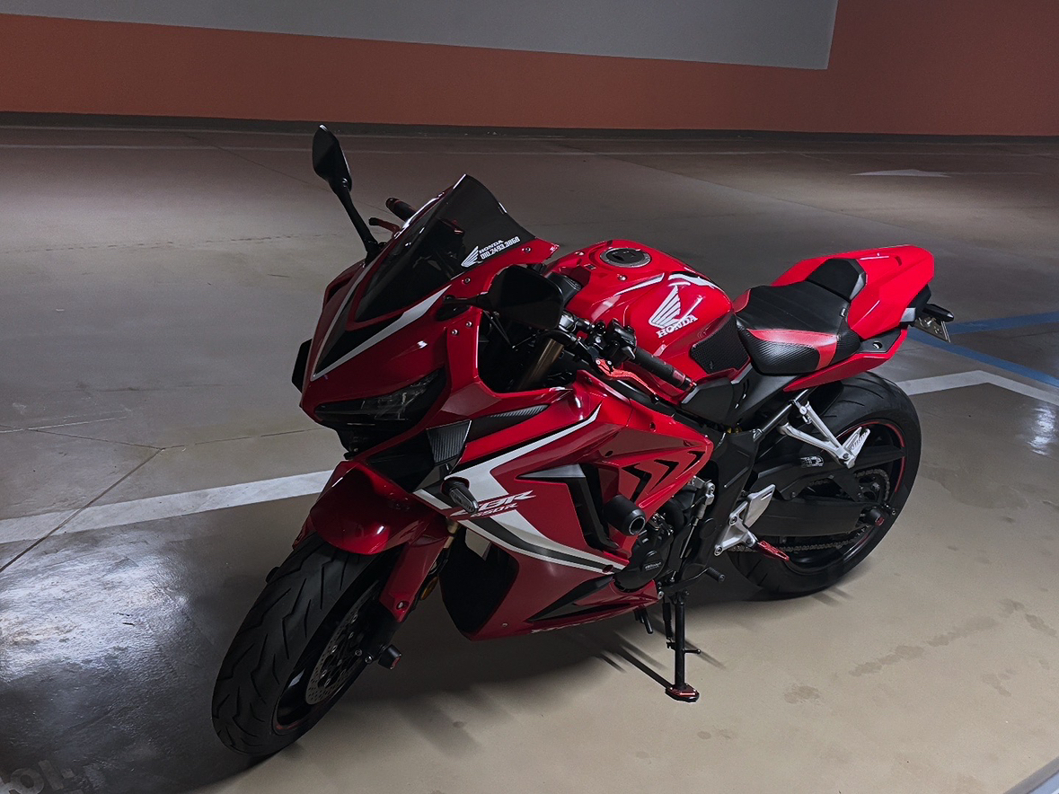 안녕하세요 인천 연�수구 살고 있고 
CBR650R 데려온지 이제 3일 되었습니다 
다른분들과 같이 다녀보고 싶어 들어왔습니다 
완전 초보입니다 잘부탁드립니다