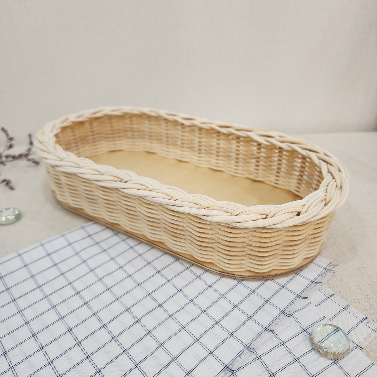 안녕하세요!
아직은 좀 쌀쌀함이 느껴지는 봄날이네요!

우리 모임에 참여해 주셔서 감사드립니다! 😀

저는 첫 모임에서 무얼하면 좋을까 고민 중이에요~
아무래도 너무 어렵지 않고 시간도 적당히 소요되는 걸로 해야
재미를 느끼실테니까요~~! 
(혹시 원하시는 품목이 있으시면 자유롭게 의견 주세요!)

대체로 초보자 분들은 간단한 바구니나 소품부터
체험해 보시는 경우가 많아요~
추천드리는 품목들을 사진으로 남겨드려 보아요!
(타원바구니/곰돌이손거울/�소형 원형바구니/티코스터)

첫모임은 그만큼 의미가 있으니 재료비는 제가 부담할께요!🙂

간단한 소품도 만들고 궁금했던 라탄공예에 대해 설명도 드릴 수 있는 배움이 있는 시간이 되도록 준비해 보겠습니다!

아! 첫모임은 3월 중 일요일로 예정 중입니다!
(23일 또는 30일) 

오늘도 수고 많으셨습니다!
좋은 저녁 되세요~~!