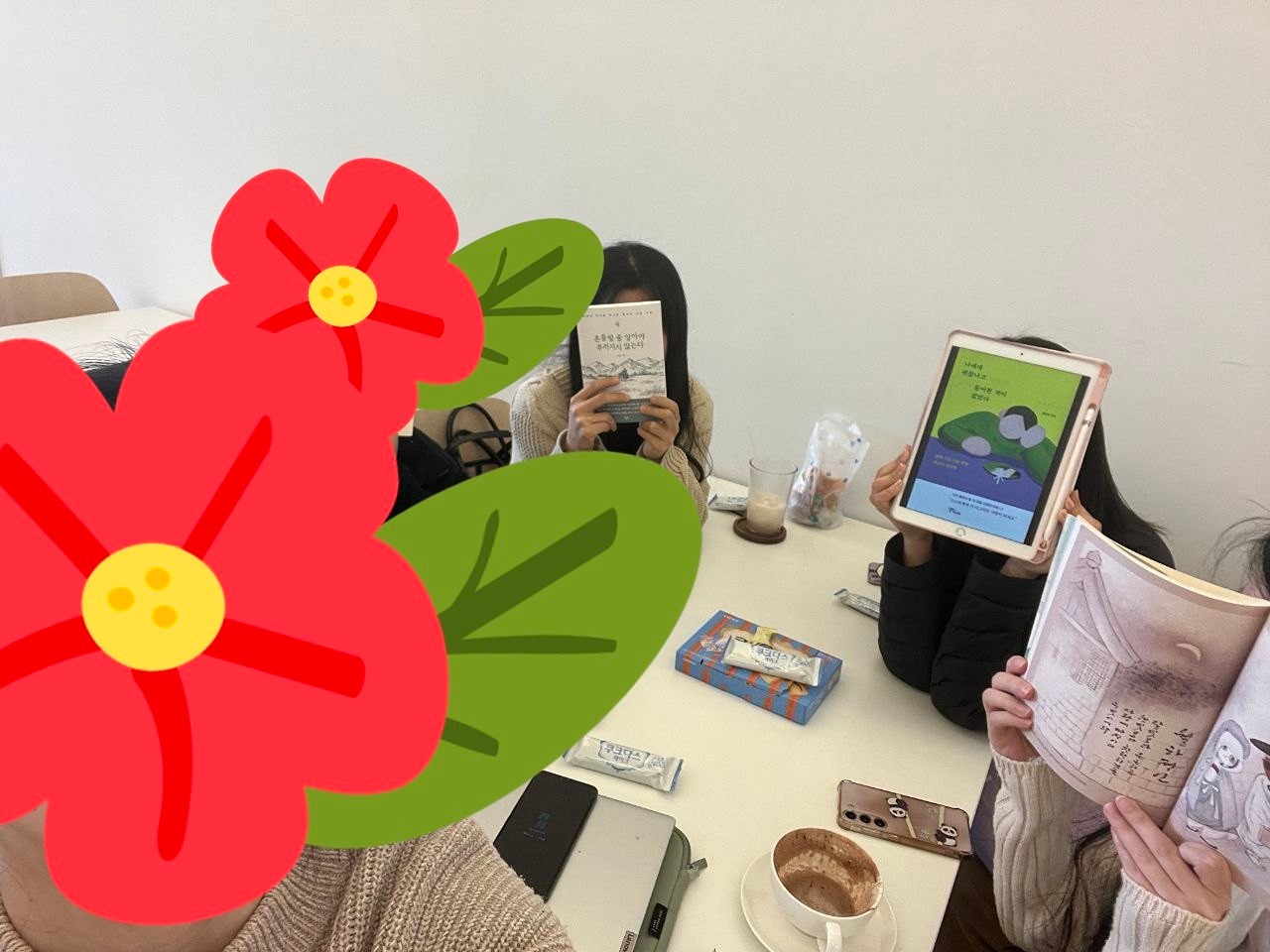 이쁜카페에서 독서했어요📖

카페가 화이트톤이라 이쁘고
커피도 맛있고
독서하는데 잘 읽어지는 느낌❤️

다 읽고나서  서로 생각을 말하는데
너무 재밌고 좋았어요ㅎㅎ

이게 독서하는 매력이 인거같아요🥰

좋아하는 책 가지고 다시 만나요!!