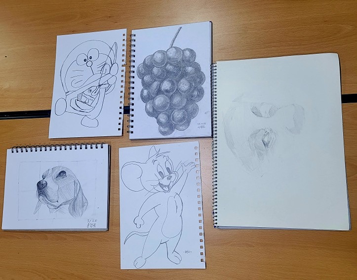 오랜만에 그림 모임 진행
너무 예쁘게 잘 그려주셨고 다들 재밌고 즐겁게 하고 가셨습니다.