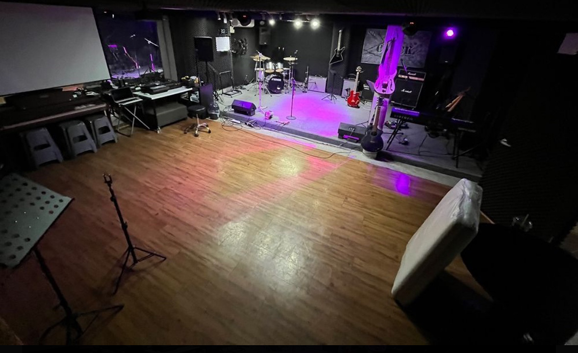 🎸 디 아지트 합주실에서 모든파트의 밴드 멤버를 대 모집 합니다! 🎸

안녕하세요 디 아지트 (The Agit) 합주실 입니다 ! 
새로운 취미생활이나 음악에 흥미가 있으신 열정넘치는 2030 여러분들을 모집합니다 !
합주실은 12평 규모로 넓은 공간을 회원분들께 제공해 드립니다 ^^
지하에 위치해 있지만 24시 제습기 및 에어컨 가동으로 항상 쾌적한 환경을 제공해 드립니다 !
현재 활발하게 활동하고 있는 밴드 멤버들의 코칭을 통해 보다 퀄리티 높은 취미생활을 만들어 드리겠습니다 !


✔ 밴드를 하고싶은데 팀원을 구하기가 어렵고, 실력에 자신이 없어서 밴드에 지원하기가 두려우신 분들을 
모집하여 밴드를 결성하고 합주와 공연을 할 수 있도록 합주실을 제공해 드리고 , 
팀별 1:@ 코칭을 통해 조금더 나은 방향으로 이끌어 드리도록 하겠습니다.

✔ 멤버 모집 후 밴드를 결성하여 매주 1회 정해진 요일별 오후,심야대로 나누어서 합주를 진행하며 연간 2~3회 정기공연을 진행하여 무대경험을 쌓을수 있는 좋은 기회를 만들어 드리겠습니다.

✔ 수년간 많은 음악적 경험을 한 멘토의 코칭 하에 각 밴드에 맞는 맞춤형 합주를 할 수 있습니다.

﻿💕 모 집 부 문 💕

﻿✨ 팀당 [ 기타 , 보컬2 (남,여) , 베이스, 드럼 , 키보드 ] 
모집후 1개팀이 결성됩니다.
팀원이 충족되지 않아도 합주가 가능한 인원(보컬,기타,베이스,드럼)이 먼저 결성되면 합주를 진행하시고 추후에 나머지 멤버는 지속적으로 충원 할 수 있습니다 !

✨ 각 밴드는 회원님들의 회비로 운영되고 있습니다 ! (1인당 월4만원 - 합주실비 포함)

✨ 미성년자 분들은 받고있지 않고 있습니다.

✨ 악기나 음악에 개인적으로 더 많은 배움을 원하시는 분들에 한정하여 멘토들의 개인레슨 (보컬,드럼,베이스,기타) 을 받으실 수 있습니다 ! [페이 有]