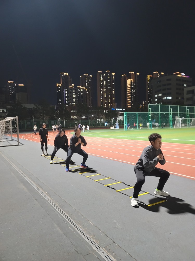 #수업후기
화요반수업 
바람이 불었지만 그래도 이젠 따스하다.

오늘은 스트레칭후 트렉8랩후 체력훈련
체력보강운동으로 러닝 퍼포먼스를 높일수있다

오늘도 열정으로 수업참여하신 BSRC회원님들 고생하셨습니다~^^

🏃‍♂️꾸준함이 답이다