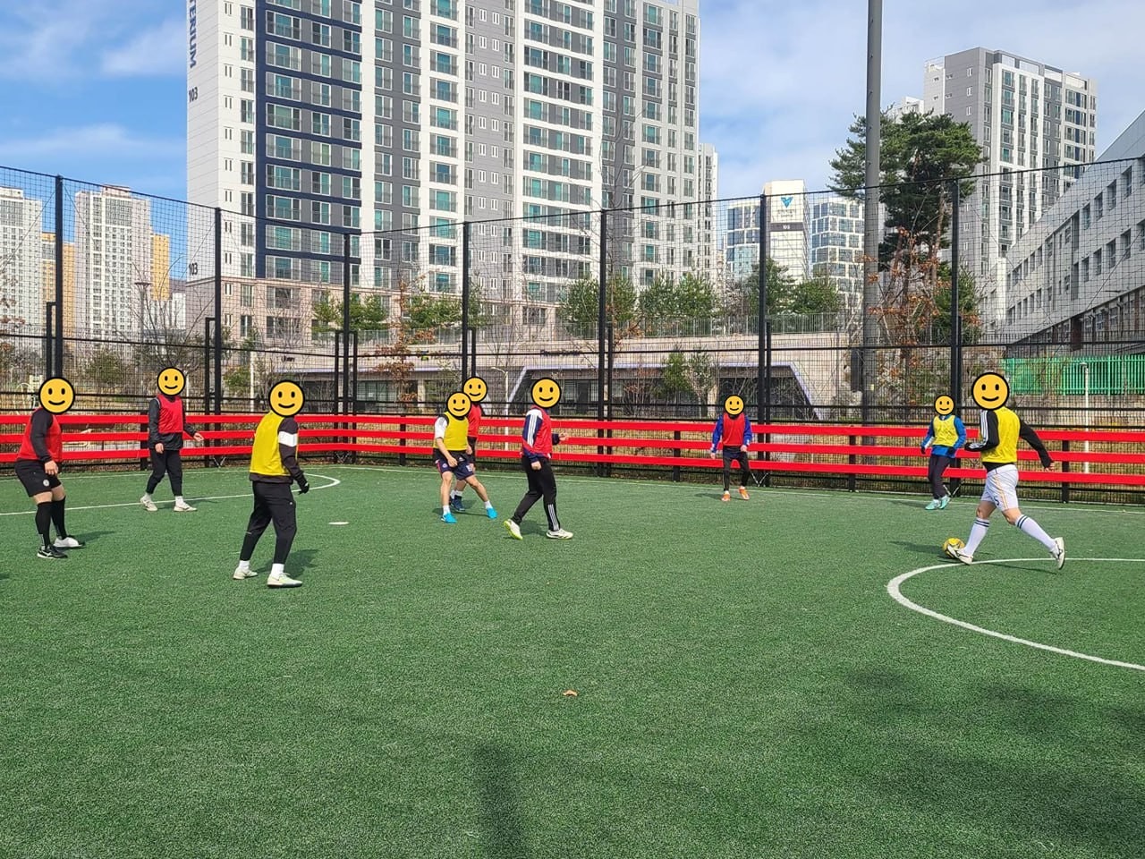3. 30(일) 풋살 모임 40
장소: 송정 풋살구장

어느덧 3월의 마지막 경기를 했습니다.
이번에도 많은 분들이 참석해주셔서 삼파전을 할 수 있었습니다.
사진에는 노란팀과 빨간팀만 나왔지만 파란팀도 있었다는 사실!ㅋㅋ

4월에는 경기가 15시~17시 2시간 동안 진행되니 참고해주시기 바랍니다~

낮에는 따듯하고 아침 저녁으로 쌀쌀한 날씨가 이어지고 있습니다. 항상 감기 조심하시고 일요일에 뵙겠습니다!