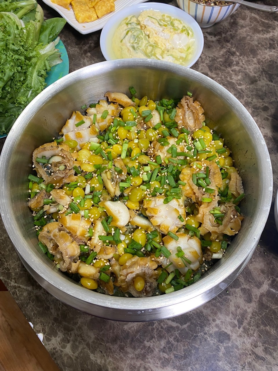 혼자 자취하면서 배달음식이 늘고
막상 시켜 먹으면 맛이없거나
혼자먹으니 양이 많아 결국은 음.쓰만 남기도 해서
이 모임을 만들어 봤습니다!

요리를 잘 하는 제 지인분이 
생활요리를(집반찬 등) 쉽게 가르쳐주실 수 있대요~~

같이 2주에 한 번씩
한끼를 만들고 먹고 가고 싶으면 같이 먹고가고
가져가도 되는 가벼운 모임 원해요~~

저도 30대 여자여서
20, 30대 여성분들 같이 밥친구 요리친구 하실분 함께해요^^