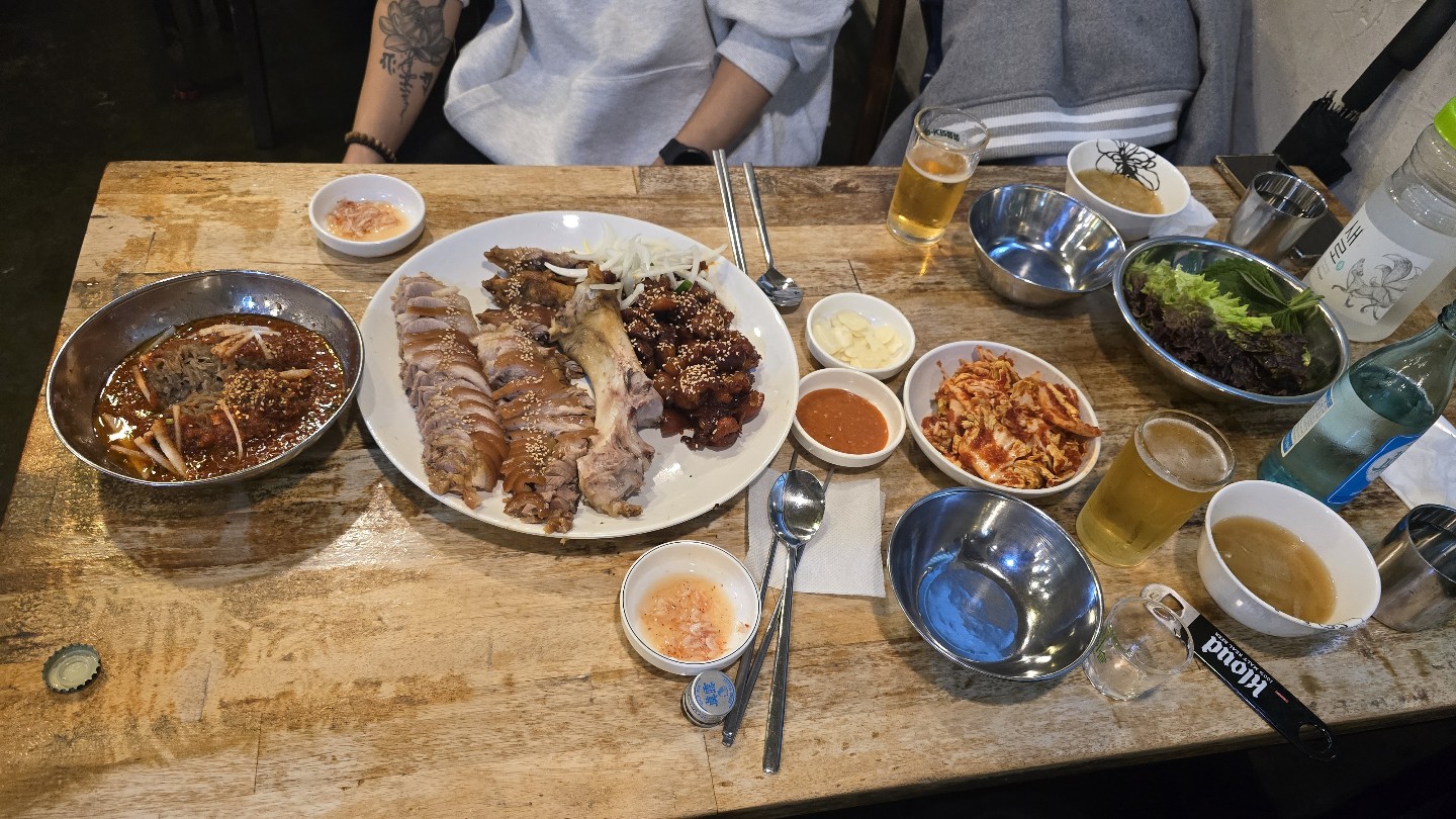 오늘하루 비가와서 빈대떡을 먹고싶었지만 대기가 길어져 족발먹었지만 그것보다 즐거운 사람과 이런저런 사는이야기듣고 말하면서 넘 즐거운 시간을 보낸것같아 힐링이 되었습니다 가짜가 한명 있드아ㅋ