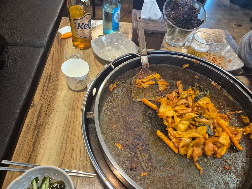 모임장 레드형님이랑 송촌동 맛집탐방
저녁간술로 닭갈비 먹으러 왔네요 ㅎㅎ
찐 맛집 인정!! 다음에는 모임원분들과 재방문 해보고싶네요 2차후식으로 베라방문ㅋ 3차 소화겸 코노 ㅎㅎPc방가서 롤할예정 모임장 형님 실력이 궁금하네요 ㅋ