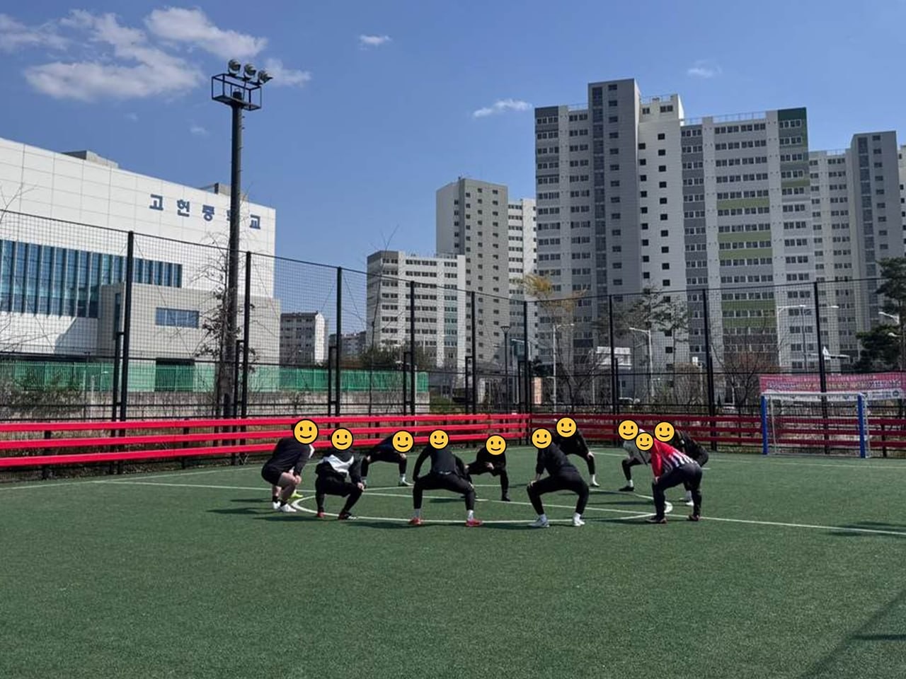 4. 6(일) 풋살 모임 41
장소: 송정 풋살구장

3월이 지나고 4월 첫 경기가 있었습니다.
이번 경기는 2팀으로 2시간동안 진행되었습니다
다들 실력이 많이 늘었다는 게 실감이 가네요~

낮에는 덥고 아침 저녁으로 쌀쌀한 날씨가 이어지고 있습니다.
큰 일교차 속에 항상 건강에 유념하시고 다음 경기 때 뵙도록 하겠습니다!