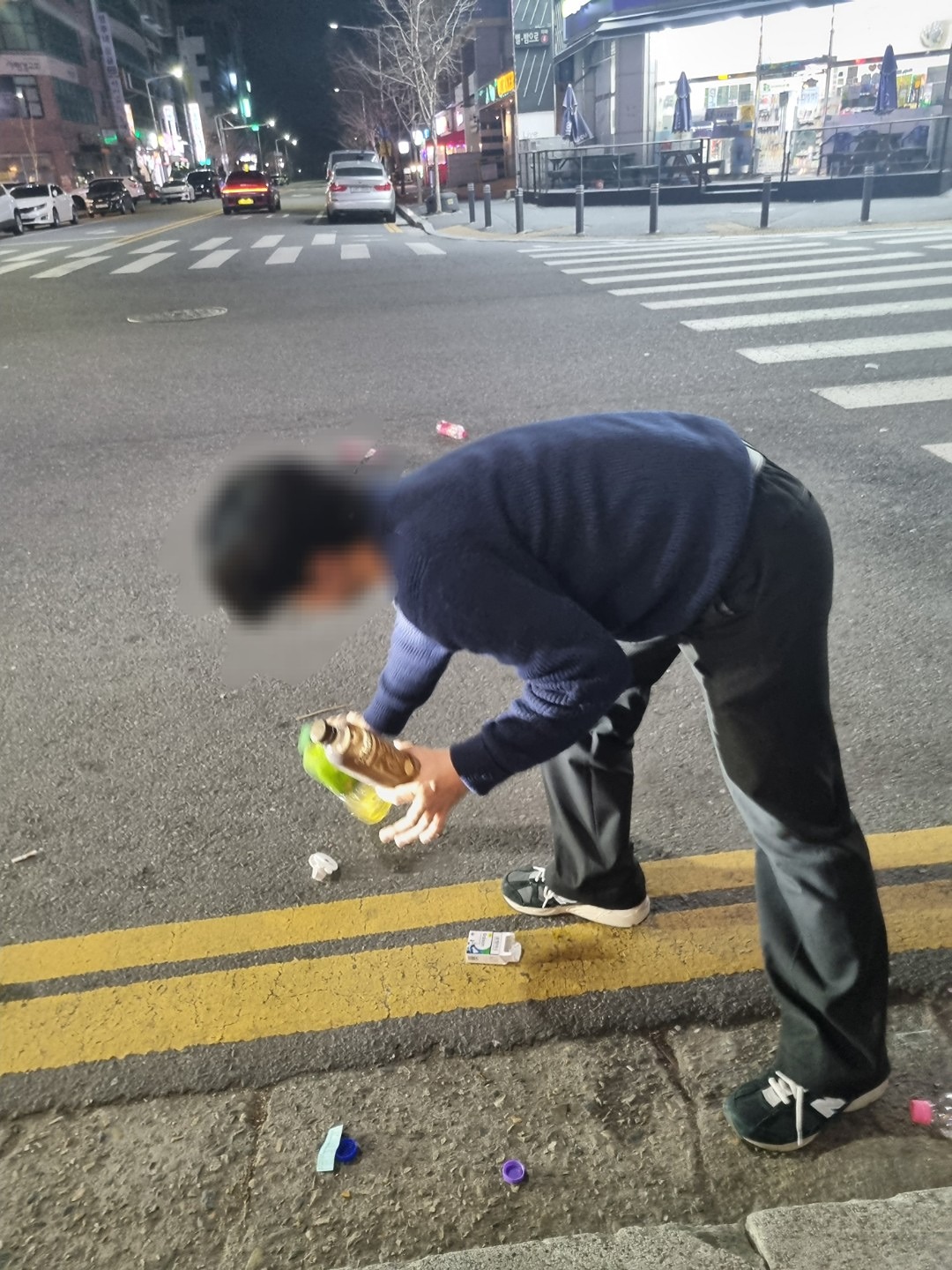 달밤에 산책하다 쓰레기보고 못참은 1인🚮