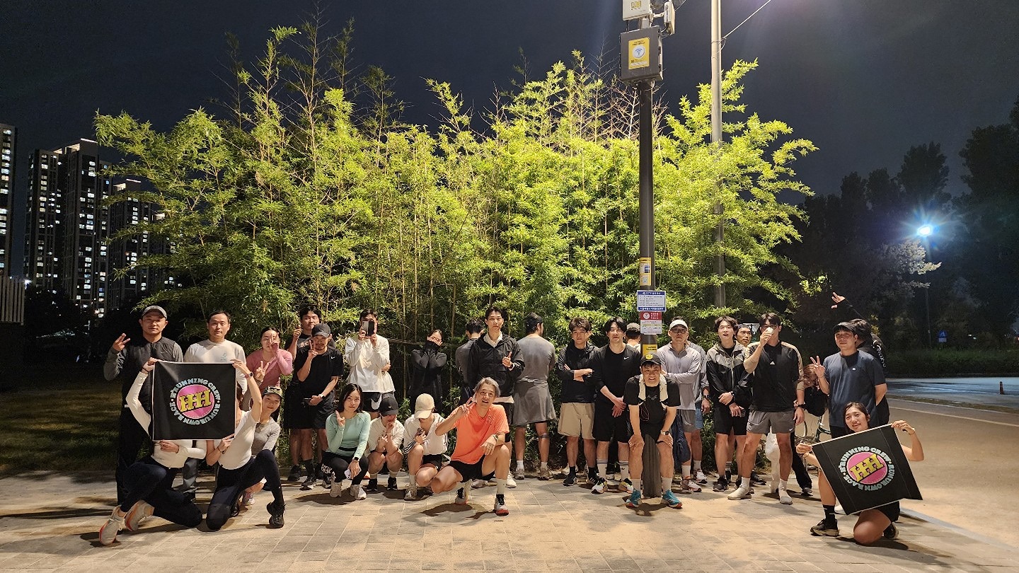 ○●◇■□ H³RC season3 start~~☆

예년보다 빨리 그리고 금새 기온이 올라와 우리 러너들에겐 희소식이 아닌가 싶어요~
지금 8시인데 기온이 17도라니.. ㅎㅎ 3일전에는 눈이 왔는데 말이죠 ^^;;

떠올려보니 작년도 4월중순 지나서부터 서서히 활성화되었더라구요? 이제 슬슬 시작인가 싶은데.. 그러고보면 일반적으로 러닝의 계절은 1년 중 고작 6~7개월 정도란 생각이 들어 아쉽고..

쨋든 이미 여러차례 공지를 했지만, 못 보신 분들이 있을 거 같아 다시 올리는데요ㅡ

이번달 말까지 올해 일정참여가 없으신 분들은 5월 1일에 예외없이 전부 내보낼 예정입니다. 이미 몇분 얘기는 해주셨지만 개인적인 사유가 있으신 분은 따로 얘기해주시면 보류는 할거구요
또한 5월초에 올라와있을 일정에 참여가 되어있으신 것까지는 괜찮습니다~^^

내보내기가 되어도 다시 들어오는 것은 어렵지 않기에 뭐 대단한 조치는 아니지만.. 어찌되었든 전 러닝에 대한 대단한 열정..까진 아니어도 최소한의 참여의지가 있으신 분들과 함께하고 싶습니다~ 날씨가 정말 좋습니다 지금~!!