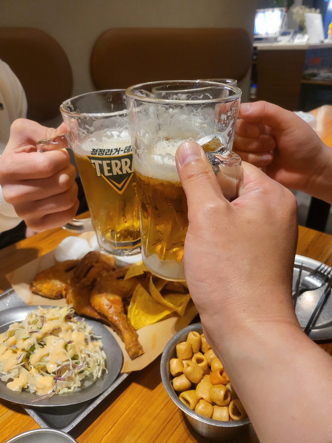 급벙후 다시 뭉친 2차전ㅎㅎ 
쓰린속을 부여 잡고 마신 맥주가 어찌나
맛나던지요!!
참석해주신 행복형님 프리형님 봉봉동상
이멤버리멤버 최고 입니다
아직 참석 못하신 분들도 조만간 만나뵈고
싶네요^^오늘도 화이팅 입니다