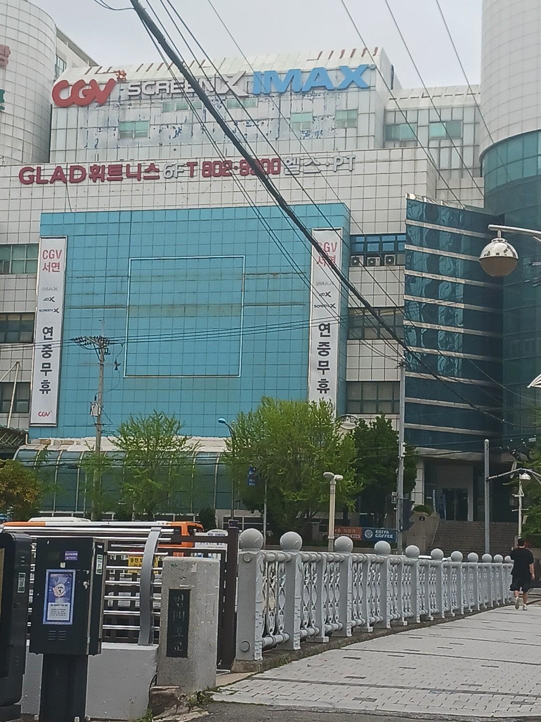 기분전환에는.  영화한편. 보는게. 저나름 좋은거같애서
늘가는. 동래점이아닌.  서면점CGV
무대인사도. 
유해진은. 믿고보는. 연예인들을.  가까이서. 볼수는. 없지만. 나름. 갠춘
팬써비스로. 텀블러 소량 몇개
다들. 받고싶어. 손 번쩍 들엇지만. 난 팔이짧아서^^
야당. 진짜 재미있음
강추