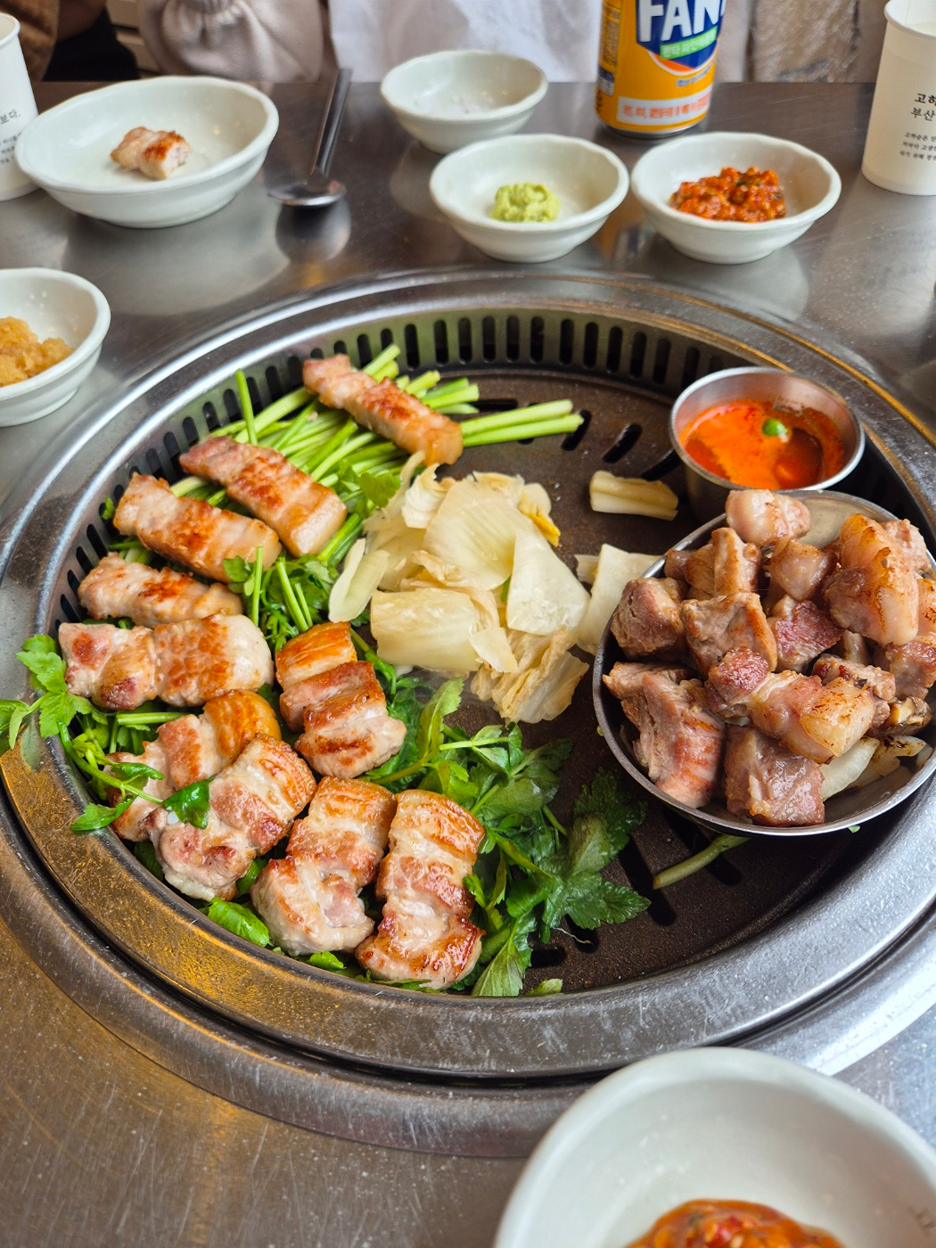 안녕하세요!  타지에서 와서 부산에 친구가 없으신 분들, 직장때문에 친구들이랑 시간대가 안맞아 심심하신 분들, 그냥 새로운 친구들이랑 놀고싶은 분들🙌🏻🙌🏻 저희방이랑 딱이네요!  시간 맞는날, 날이 좋은날, 먹고 싶은게 있는날 함께해요💜 술도 마시고 노래방, 카페, 드라이브, 보드게임, 날이 더 더워지면 계곡도 가고 여행도 갑시다😊😊  어서 들어오세요! 같이 모임을 꾸려나가요✌🏻