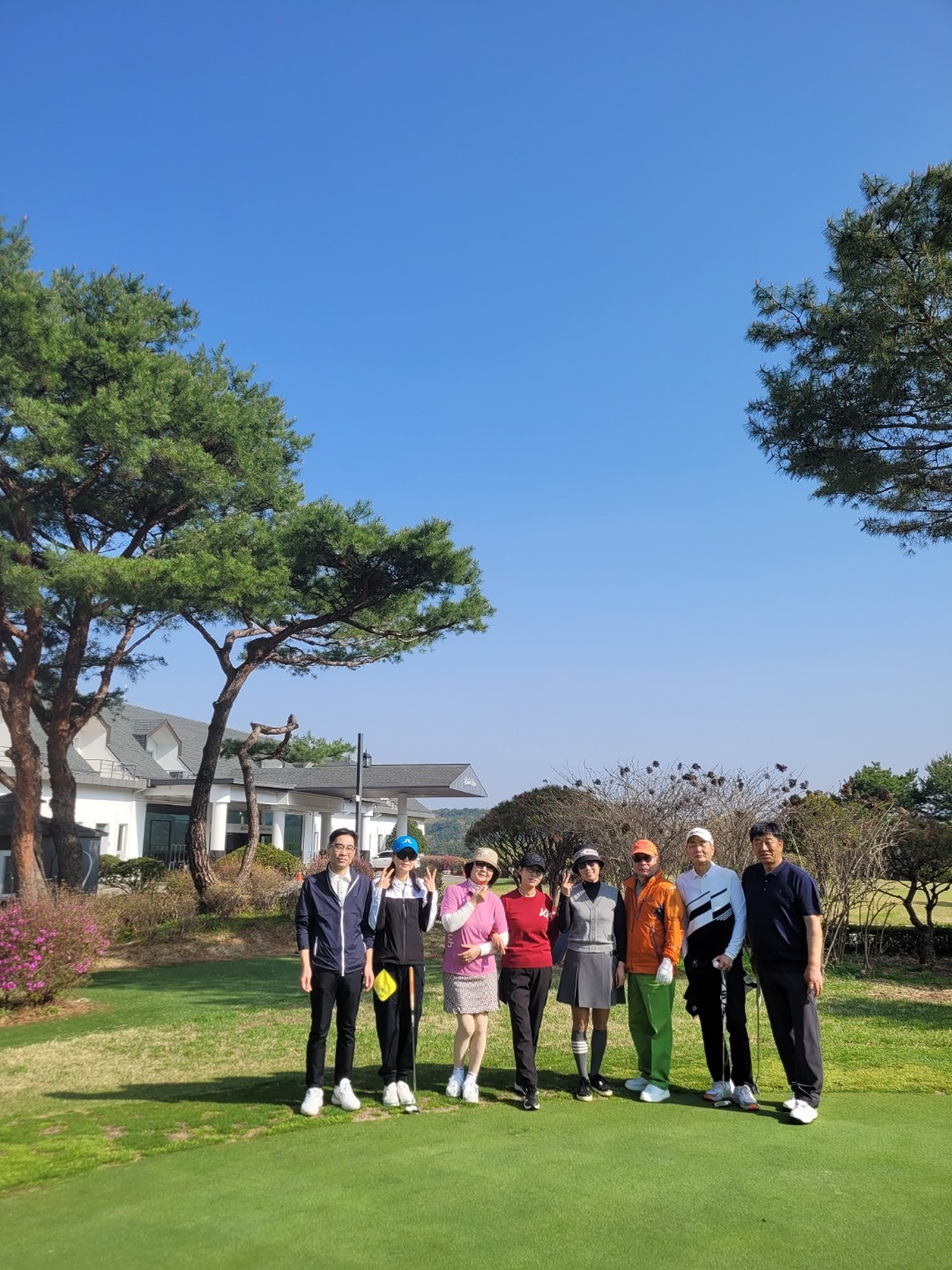 알바트로스 4월정기라운딩

조금은 더운듯 싱그러운 봄날!한탄강CC에서
날씨도 풍광도 동반자도 뭐하나 나빴던것이 없었던 4월정기라운딩~~즐겁고 또 즐거웠습니다!
다음 정기라운딩이 벌써 기다려지네요.