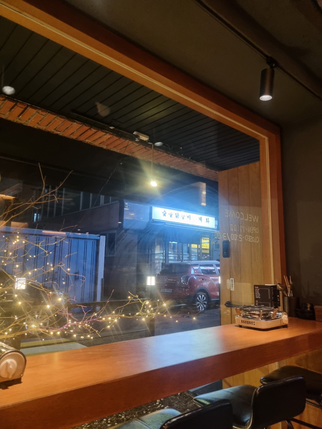 갑자기 시작된 급벙개..
오픈 손님으로 가서 신나서 난리가 남 ㅋㅋ

언제나 그녀는 옳았다 소저!! ㅋㅋ
처음 가본곳이였는데 분위기에 취하고 맛있는 안주에 취하고 저 많은 술병들과 취했당ㅎ

이게 소소한 행복함이 아닐까?
즐거운 저녁시간.행복한 시간이였어욤~♡♡