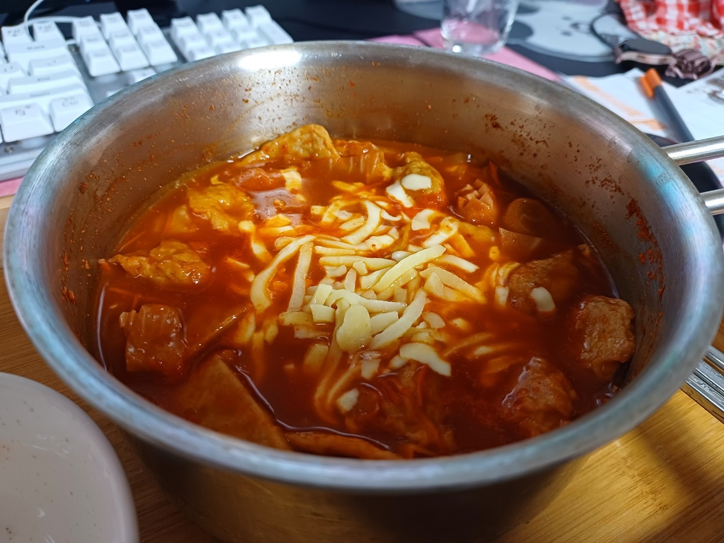 수제비 먹고 싶었으나 
반죽하기 귀찮아 떡볶이 만들었습니다.