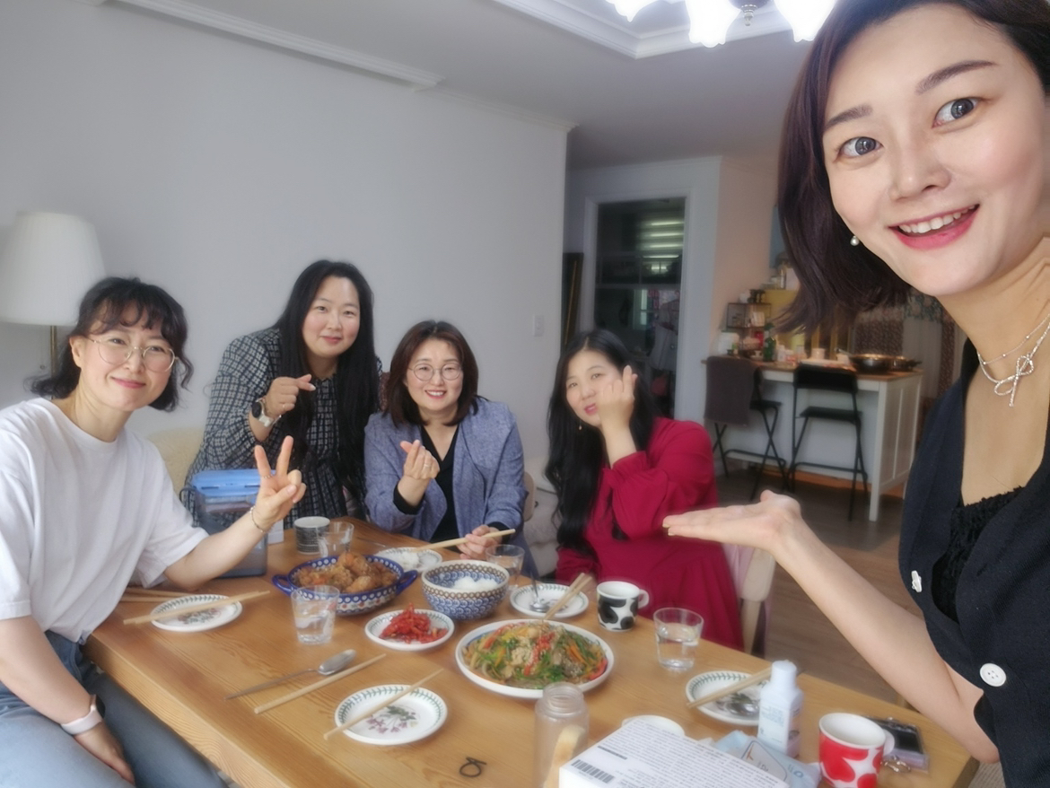 이번 홈미팅에서는 요리와 건강 이야기를 함께 나누며
우리 몸의 면역력과 밀접한 **‘마이크로바이옴’**에 대해 알아보았어요.

장 건강이 우리 몸 전체에 미치는 영향,
그리고 마이크로바이옴을 건강하게 유지하��는 생활 습관과
제품 사용 경험까지 함께 나누며 깊이 있는 시간을 보냈답니다.

예정된 메뉴는 변경되었지만,
초대자의 요청으로 함께 만든 안동찜닭과 잡채는
맛도 영양도 꽉 채운 한 끼! 🍗🥢
건강한 식재료를 활용한 요리로 *"맛있게 건강하게"*를 실천했어요.

모두가 웃고 이야기하며 정보를 나눈,
유익하고 즐거운 목요일 오전이었습니다.
다음 주에도 기대해주세요! 💛