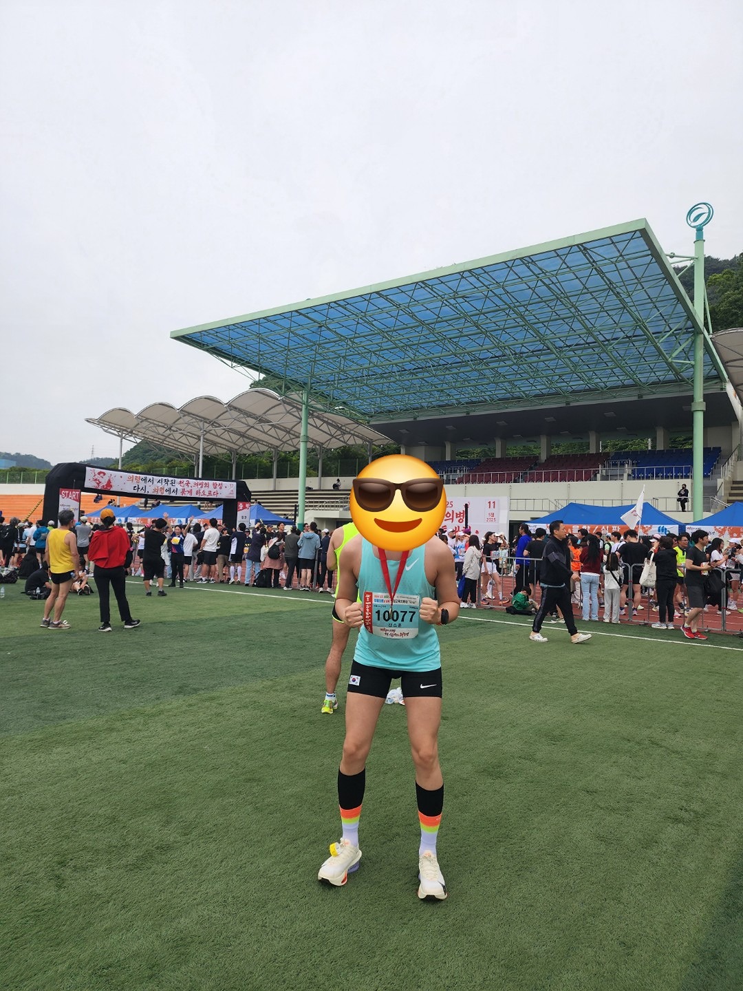 2025년 5월 11일  전국 의병마라톤10Km 🎖 후기

흐림, 쌀쌀함 기온 약 12도, 마라톤경험 10km 1회(남강마라톤57분)


회원님들과 제 차로 대회장에 7시15분도착 
마라톤TV정두식선배님 만나서 인사ㅎㅎ 유명인을 만나는게 처음이라 셀카 요청도 깜빡했네요 ㅠㅠ



레이스 전


에너지젤 1포, 옥시업 5정, 물200ml , 에어파스 도포, 첫 카프슬리브 착용

정적스트레칭,웜업 1.5km 630~700페이스, 질주2회 50m 450페이스, 팔굽혀펴기


0~1km


얼떨결에 맨 앞줄에 서는 바람에 떠밀리듯 총알처럼 달려나감(대회 최고 페이스 4:00;; ). 워밍업은 1.5km안 했으면 아마 바로 부상을 입지 않았을까. 오른발목 상태가 걱정한 것과 다르게 가벼움.   4:49 페이스로 통과.



1~2km


페이스가 준비했던 것보다 빨랐음에도 심박은 150 근처로 안정적으로 유지되었고, 호흡도 너무 괜찮아서 페이스 유지.  4:47 페이스로 통과.


2~3km


가장 평탄한 구간.  러너들과의 간격도 어느 정도 정리되어 리듬을 잡기 좋은 구간. 호흡도 안정. 다리도 안정. 첫 번째 언덕 구간. 짧지만 경사도가 있어 보폭과 착지, 상체를 의식하며 올라갔고 통증 없음. 심박은 188까지 상승. 평심박 160대, 4:55페이스로 통과


3~4km


심박수가 오른지 얼마 되지 않아서 정신적으로 한번 휘청한 것 같음. 심박은 182~186. 5:02페이스로 통과


4~5km


언덕을 넘은 후의 회복 구간. 숨을 고르며 페이스를 잠시 낮춤. 하지만 내리막길에서 착지하면서 살짝 문제가 온 것을 느낌 오른쪽 무릎 아래의 내측 부담이 존재(처음 느끼는 통증 부위). 다리를 쓸 때마다 “불편하다”는 느낌이 있었지만 달리기 자체에는 크게 문제 없음. 5:19페이스로 통과


5~6km


중반을 지나며 가장 지치는 구간. 하지만 문제였던 가자미근은 카프슬리브 덕분에 부담없이 버텨줌.  오른쪽 어깨에 쥐가 나기 시작함. 심박은 꾸준히 180 근처 유지. 5:14페이스로 통과


6~7km


두 번째 언덕 구간 진입. 피로가 쌓였지만 의식적으로 몸의 중심을 왼발 쪽으로 이동시키며 오른쪽 부담을 줄임. 무릎은 계속 뻐근했지만, 아직은 참을만한 수준.  심박은 180 근처 유지, 5:18페이스로 통과


7~8km


내리막 후 평지로 접어들며 호흡이 한결 편해졌고, 페이스도 다시 회복하려고 노력함. 오른쪽 다리의 부담은 계속 존재함. 오른발 내회가 생기는것 같아 뒤꿈치 착지 방향을 바깥쪽으로 의식적으로 조정하며 러닝.   오른어깨 매우 불편. 오른무릎 불편..  심박은 180 근처 유지 5:25페이스로 통과


8~9km


마지막 2km. 몸 통증에 정신적으로 매우 힘들었고 “이제 얼마 안 남았다”는 생각으로 버팀. 오른갈비뼈 안쪽도 아프기 시작?(횡격막인가요? 이건 뭐지 싶은 통증 부위),  몸에 전쟁통 난리가 나는것은 둘째 치고, 어떻게 해서든 페이스 안 놓치기 위해 상체 리듬과 팔 스윙 을 하려고 노력함. 오른어깨 매우 불편. 오른무릎 매우 불편, 오른횡경막 매우 불편. 심박은 180 근처. 5:48페이스로 통과


9~10km


아몰랑 막판 스퍼트. 몸 전체로 달리는 느낌. 정확히 52분 00.76초로 골인!

오른쪽 무릎 아래 내측과 발목 안쪽에 뻐근함은 남았지만, 큰 부상 없이 무사히 마침. 심박 최고치 190까지 상승. 심박은 180 후반, 5:29페이스로 통과


대회 마무리


50분 언더를 목표로 1달 준비했고, 6km까지 잘 달리다가 내리막 길에서 다리가 컨트롤이 안되며 부상을 입은듯함. 버티면서 52분으로 완주했음. 완벽한 몸 상태는 아니었지만, 왼다리의 컨디션이 좋아 전체적인 러닝의 안정성을 어떻게든 지켜준 날.  스스로를 조절하고 기록을 5분더 앞당기며 무사히 완주했다는 점에서 매우 만족스러움.

하반기 진주마라톤에서 하프 뛸 준비를 해야겠어요