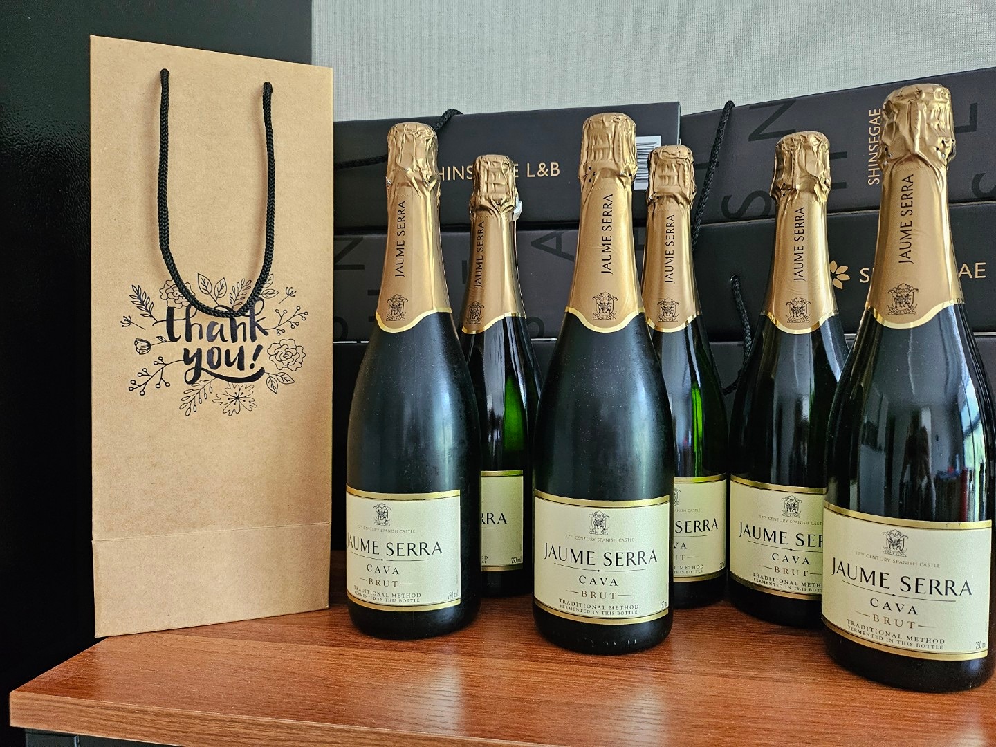 🍷2025  상반기 와인장터🍷
5월 16일~22일(목)
장소: 신세계 이마트

고퀄리티 와인들~합리적 가격에
득템할 기회

어제도착한 여곰님 
공동구매 까바와인 6병과
이마트에서~8병 득템♡
  (당분간은~~든든합네다)

와인멤버쉽 여러분도~방문하시면~
상주하신 직원분들이
가격대별 와인, 할인률, 특가를
친절하게 안내해주심

즐쇼핑되시길♡