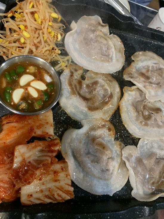 비오는날 꽃삼겹살 먹었네요..ㅎㅎ 참석해주신 방장님과 일 때문에 좀 늦게 참석해주신 수아누님 고맙습니다. 2차로는 준코에 갔습니다. 함께해주신 행복형님과 친구분 고맙습니다. ^^
