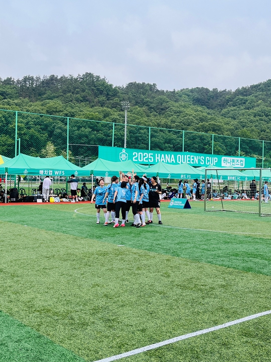 5월 17일 토요일 

대전에서 젤 큰 여성 풋살 대회 잘하고 왔습니다.

먼길까지 와서 직접 응원해준 분들 감사하고, 못왔지만 잘하라고 응원 많이 해주셔서 감사합니다 ^-^