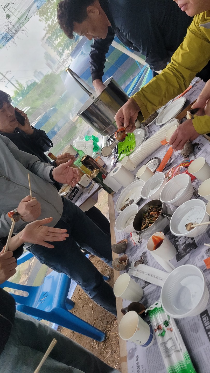 이 나이 되도록  이리 맛난 소라는 첨 먹어봄~~  경주김쒸  쌩유
게다가  곰돌이의 손수 담그신 막걸리와 손맛을 더한 부대찌개 캬~~~~ 
이쑤신장군의  맛난 와인
방장의  잠못자게 맹그는 야관문주? 
앗. 늦게 왔지만 한몫 톡톡히 한  왕비의  반찬 에 과일에. 닭발에  손수 밥까지 만들어 주고 
우와~~~~~ 오늘 생각해 보니 참 고마운 인연들이네요~~ 모두모두 감사 😊 🙏
