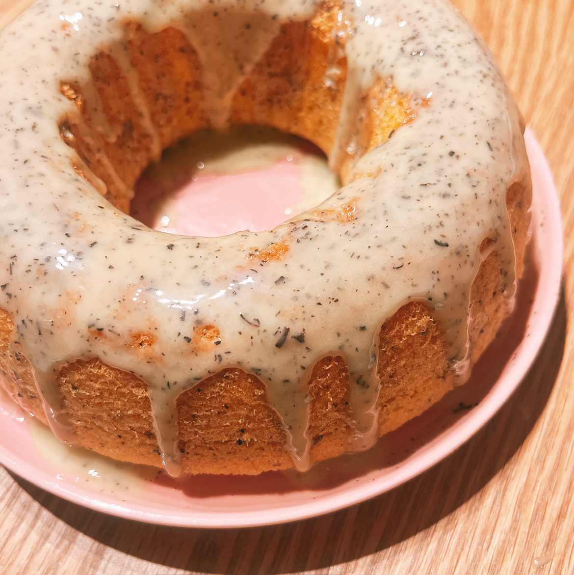 🍰  얼그레이 파운드 케이크
“홍차의 은은한 향과 촉촉한 케이크가 어우러진 홈카페 디저트”

🧈 재료 (파운드틀 1개 분량)
무염버터 100g
설탕 80g
달걀 2개 
얼그레이 홍차티백 1개(2g)
박력분 100g
베이킹파우더 1t

🥄아이싱
슈가파우더 100g
파이토 레몬 파우더 1T (녹차 푸로틴으로 대체 가능)
물 1T ( 농도는 아주 뻑뻑하게)

1. 스뎅 볼을 인덕션에 올려 버터와 설탕을 녹인다.
2. 계란 2개을 넣어 믹싱
3. 밀가루와 베이킹파우더 체쳐서 넣고 믹싱
4. 기름 바른 틀에 부어주고 기포 빠지도록 바닥에 쳐준다.
5. 인덕션 180도 35분

참 쉽고 간단하쥬^^~~

#퀸요리 #퀸베이킹 #얼그레이케이크 #얼그레이파운드