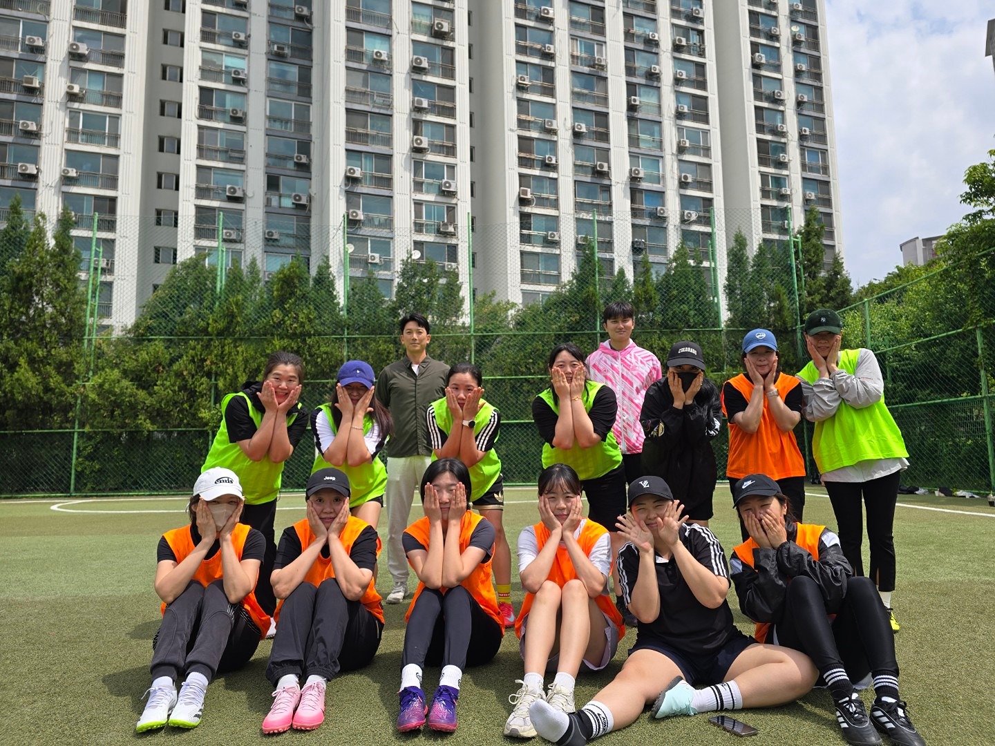 훈련일자 : 매주 월요일 오전 9시 30분~
훈련장소 : 서운풋살장
가입조건 : 계양구에 거주하는 여성 누구나
타 축구(풋살)팀에 소속되어 있지 않은 분

계양구에 거주하는 여성들을 위한 축구팀 입니다.
경기만 뛰는 팀이 아니라 훈련이 주가 되는 팀입니다.
기초부터 탄탄히 알려드립니다.
계양유소년축구팀 이강복감독님이 직접 지도해 주시며 강습비 및 가입비 없습니다.
아이들 돌보느라 주말이나 저녁시간대에 운동 하기 힘든 여성들을 위한, 진짜 생활체육을 함께 하자는 좋은 취지로 만들어진 모임 입니다. 

체험수업 및 입단문의는 채팅 주세요~