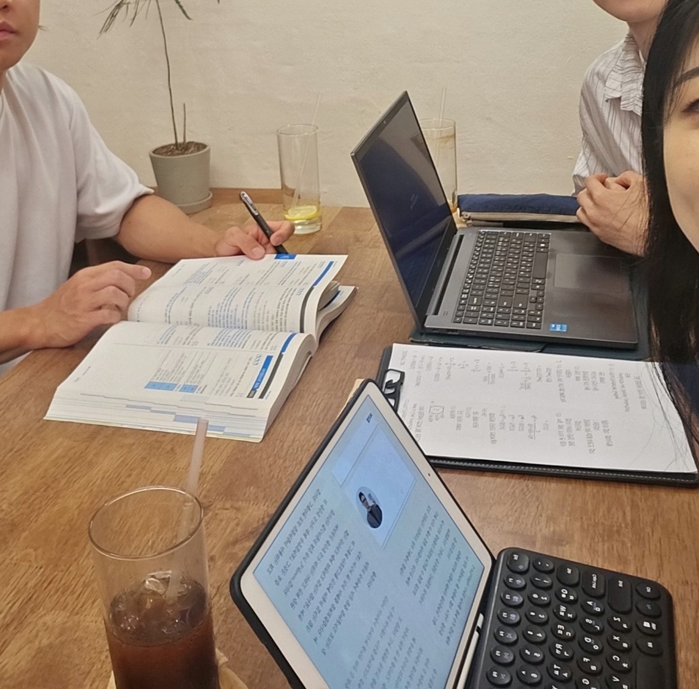 독서 모임🖊☕️