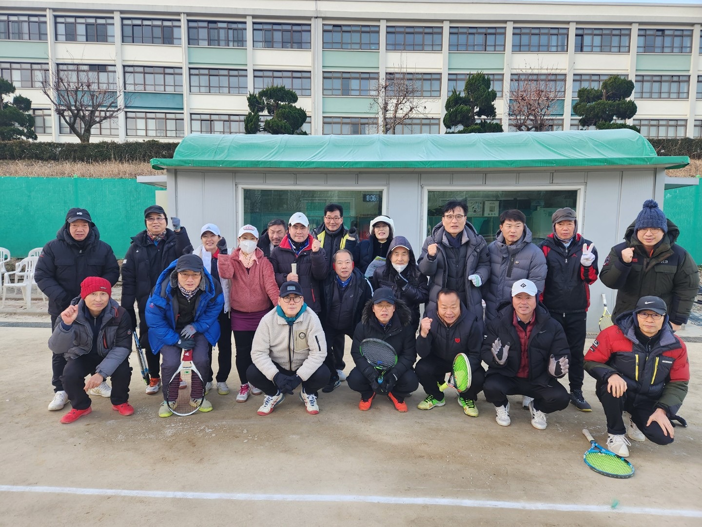 저희 글꽃 테니스클럽은 대전 대신고 테니스장에서 토요일, 일요일, 공휴일 오전, 오후에 운동하는 모임입니다.
아름다운 사람들, 항상 화목하고 서로를 배려해주는 좋은 분위기, 그리고 늘 웃음이 끊이지않는 최고의 클ㅈ럽입니다.
가입을 원하시는 분은 약한달정도 기존 회원들과 친교의 시간을 갖은후 최종 가입절차를 진행하게 됩니다.
대전 대신고 테니스코트는 클레이코트 3면으로 조성되어 있습니다. 현재 30여명의 회원이 운동중입니다.
타클럽처럼 테니스실력으로 가입여부를 결정한다거나  또는 대우를 달리하는 등의 불합리한 행위는 하지않습니다.
실력보다는 인성,  이기심보다는 타인에 대한 배려심의 여부, 소심함보다는 적극성 등으로 판단하여 가입여부를 결정합니다.
또한 가입후라도 클럽에 해가 된다고 판단되면 언제든지 탈퇴조치합니다.
가입을 원하시는 분들은 신중하게 판단하시고 문의해주세요.