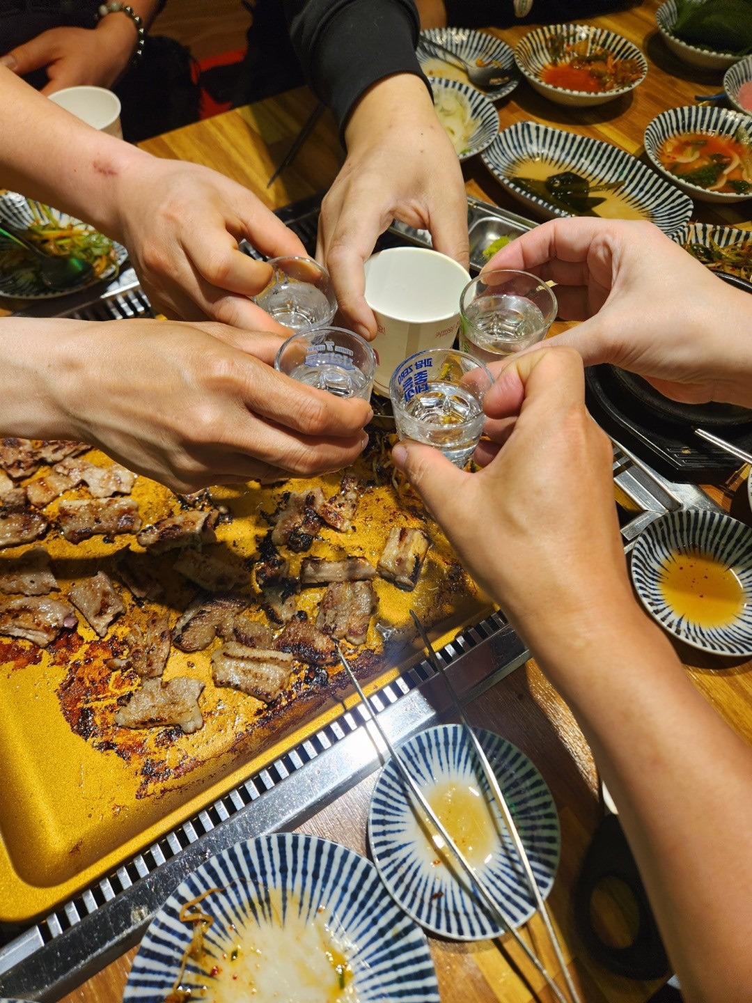 첫 만남이 어색하지만 친해지면 매일 만나고 싶은 사람들이 있습니다
부담없이 맛집 다니고 술도 마시고 같은 동네면 따로 만남 가지는 모임입니다
술 못 마시는분도 환영