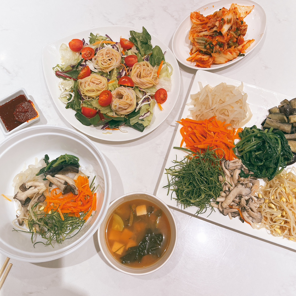 비빔밥은 같이 비벼야 제맛😘이죠~

원팬으로 뚝딱~^^ 비빔밥에 된장국~
소면 샐러드 해서 
친구들과 나눠먹었어요~~