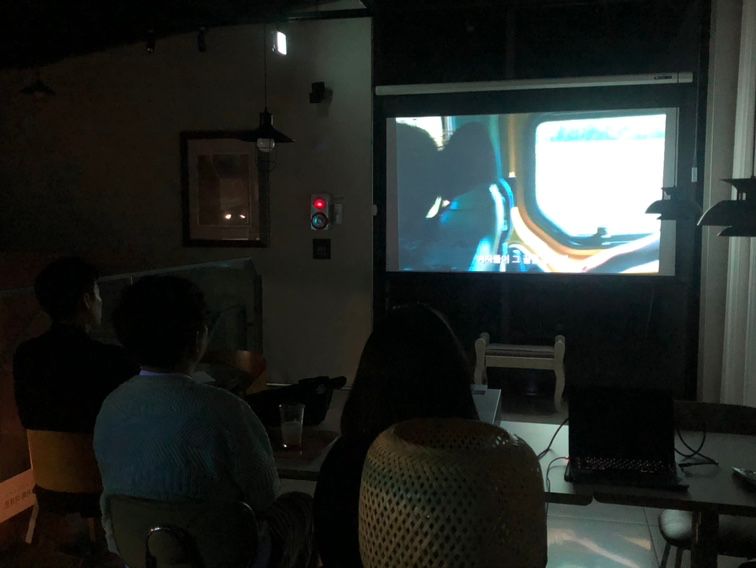 카페에서 영화보기🎬 앨범 사진