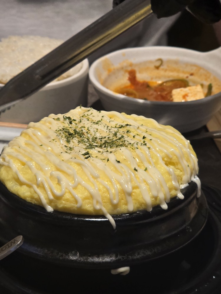 🐽🐖🐽🐖🐽🐖🐽🐖🐽🐖🐽🐖🐽🐖🐽🐖🐽
홍보관이 있어서 얼마나 맛있는지 답사 다녀왔다.🔥
결론 존맛탱 이다.  치즈마요 계란찜 .🐔🐣
..
.
Ps. 다이어트는 내일부터